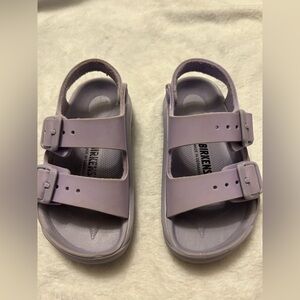 Birkenstock Mogami Kids sandal in an icy purple color. Size 24